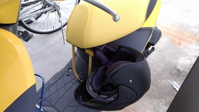 ヘルメットホルダー取付け – 黄色のレッツ４(鈍足スクーター)「ひよこ 